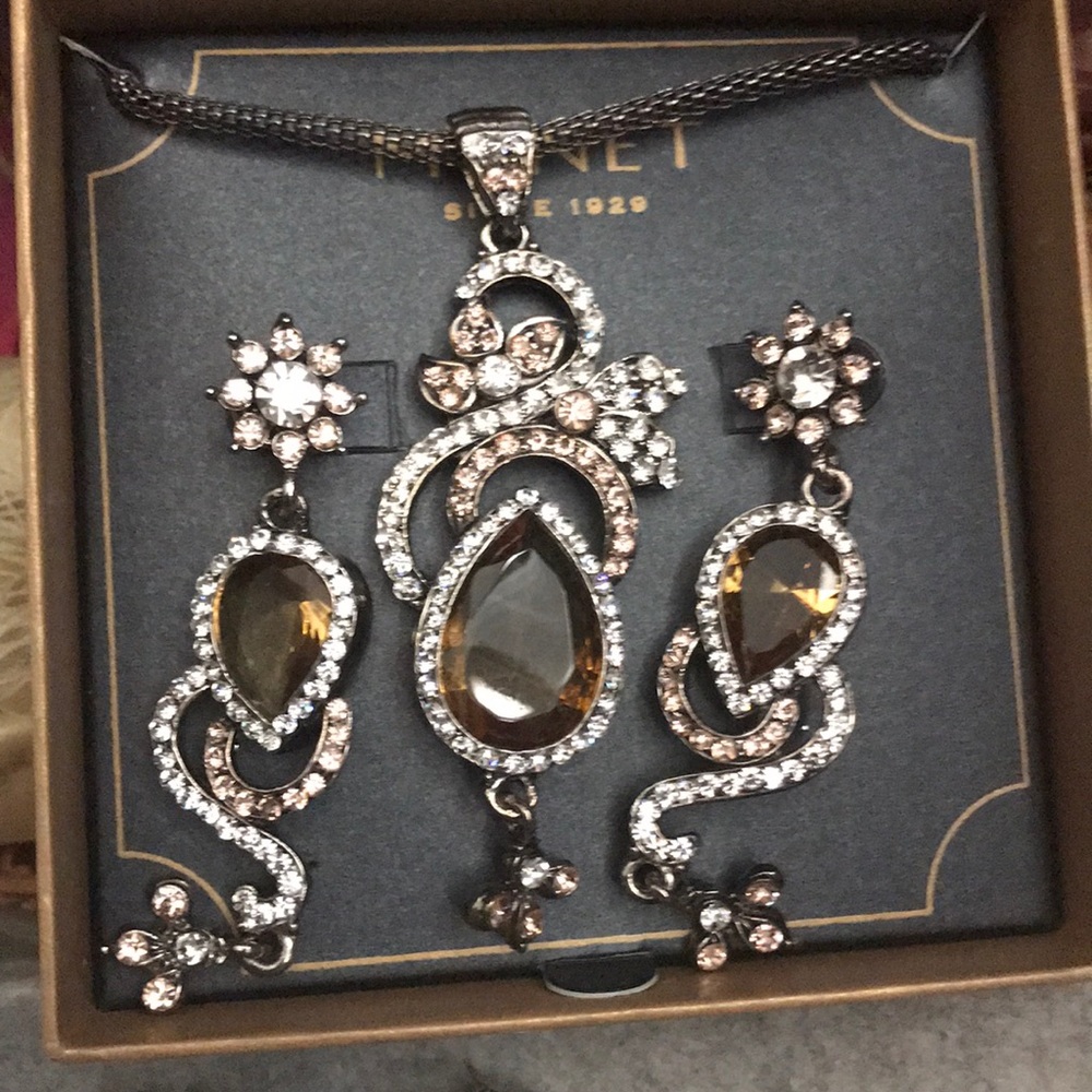Beautiful earrings and necklace set.